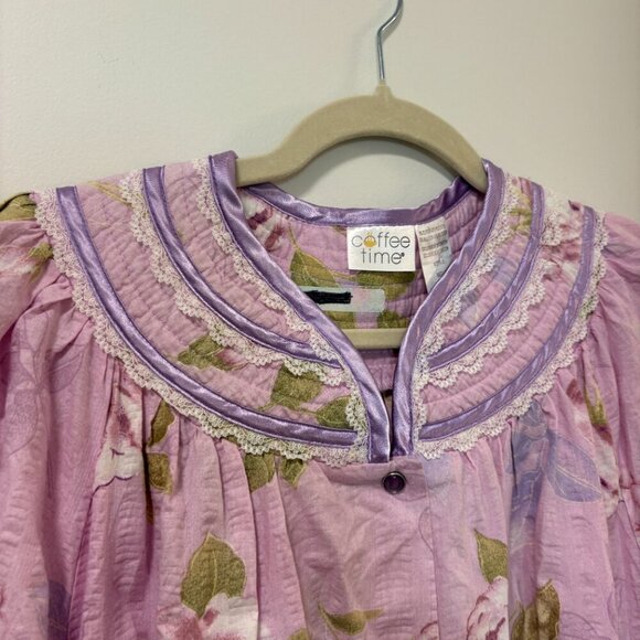 90’s Vintage Purple Floral Snap-Front Lace Trim House Dress Size M Mumu Robe - Picture 3 of 8
